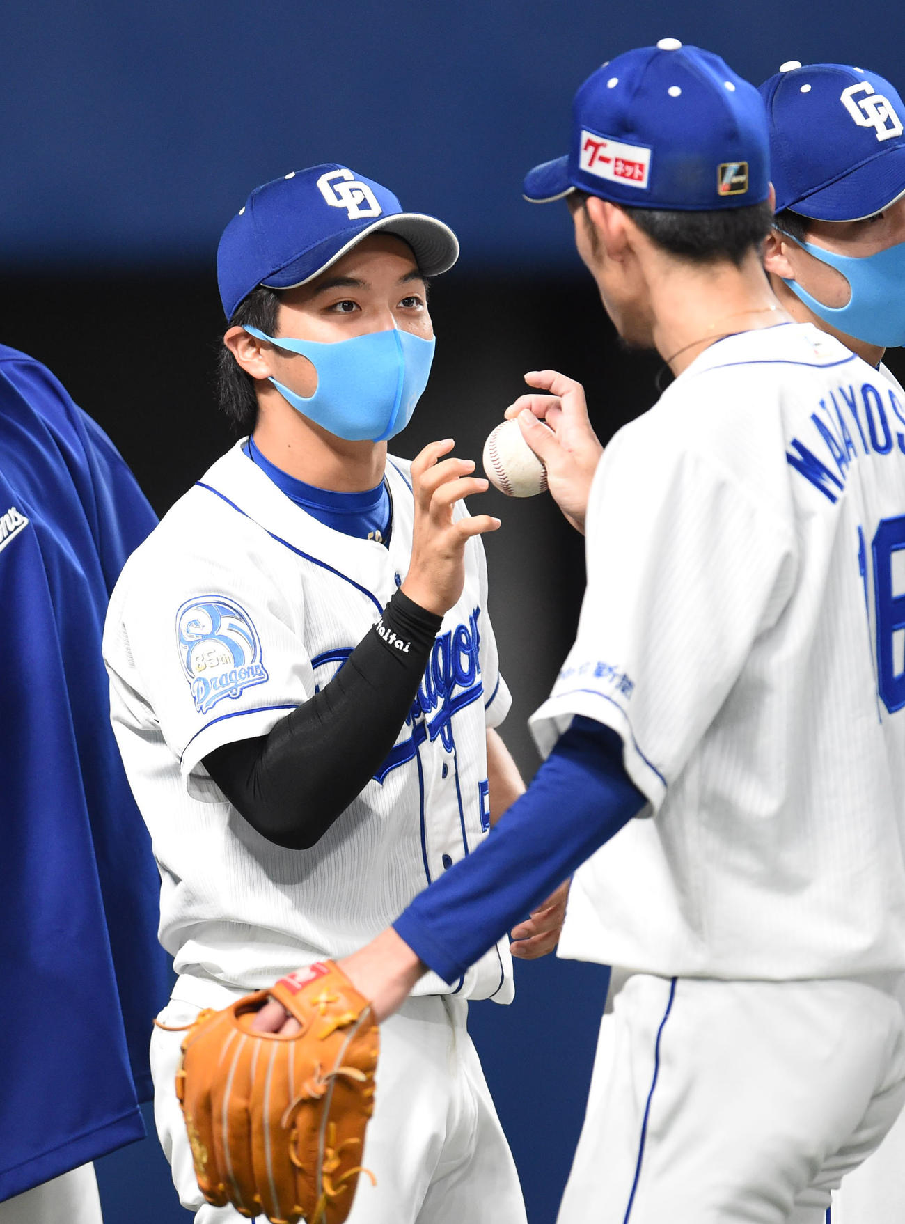 中日対オリックス　試合終了、又吉から勝利球を受け取る山本（撮影・森本幸一）
