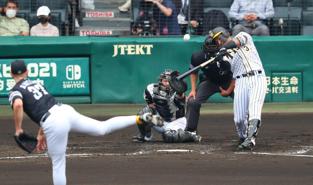 阪神対ソフトバンク　3回裏阪神1死一塁、マルテは左中間に先制2点本塁打を放つ（撮影・宮崎幸一）