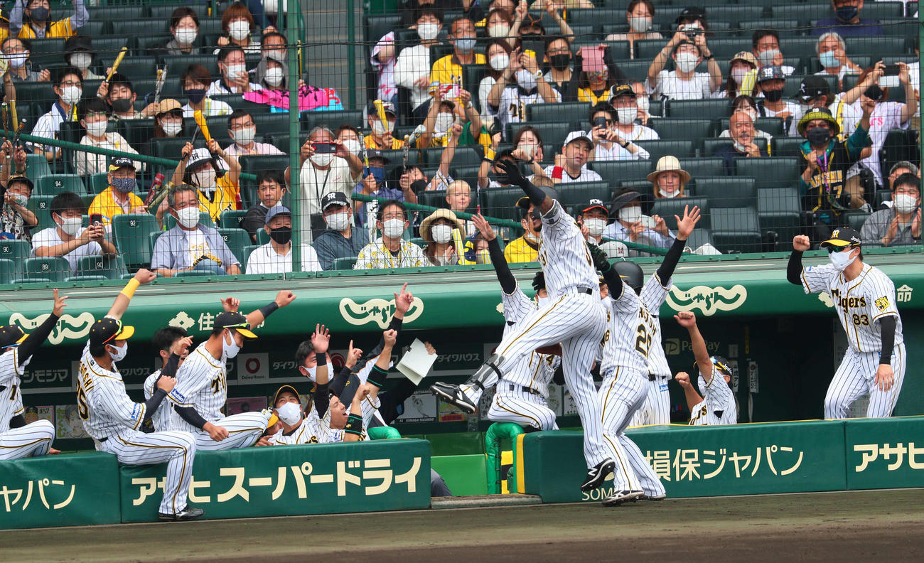 阪神対ソフトバンク　3回裏阪神1死一塁、マルテは左中間に先制2点本塁打を放ちラパンパラ（撮影・宮崎幸一）