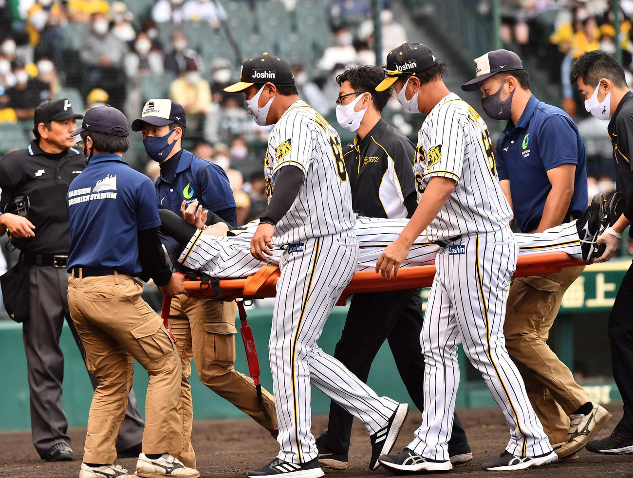 阪神対ソフトバンク　7回表ソフトバンク1死二、三塁、左足を負傷し担架で運ばれる小林慶祐（撮影・上田博志）
