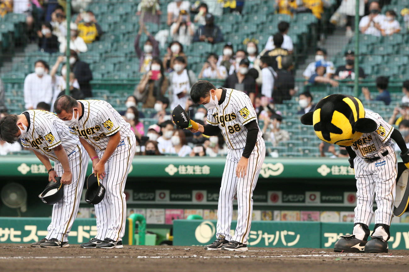阪神対ソフトバンク　グラウンドに整列しファンにあいさつする阪神矢野監督（左から3人目）（撮影・上山淳一）