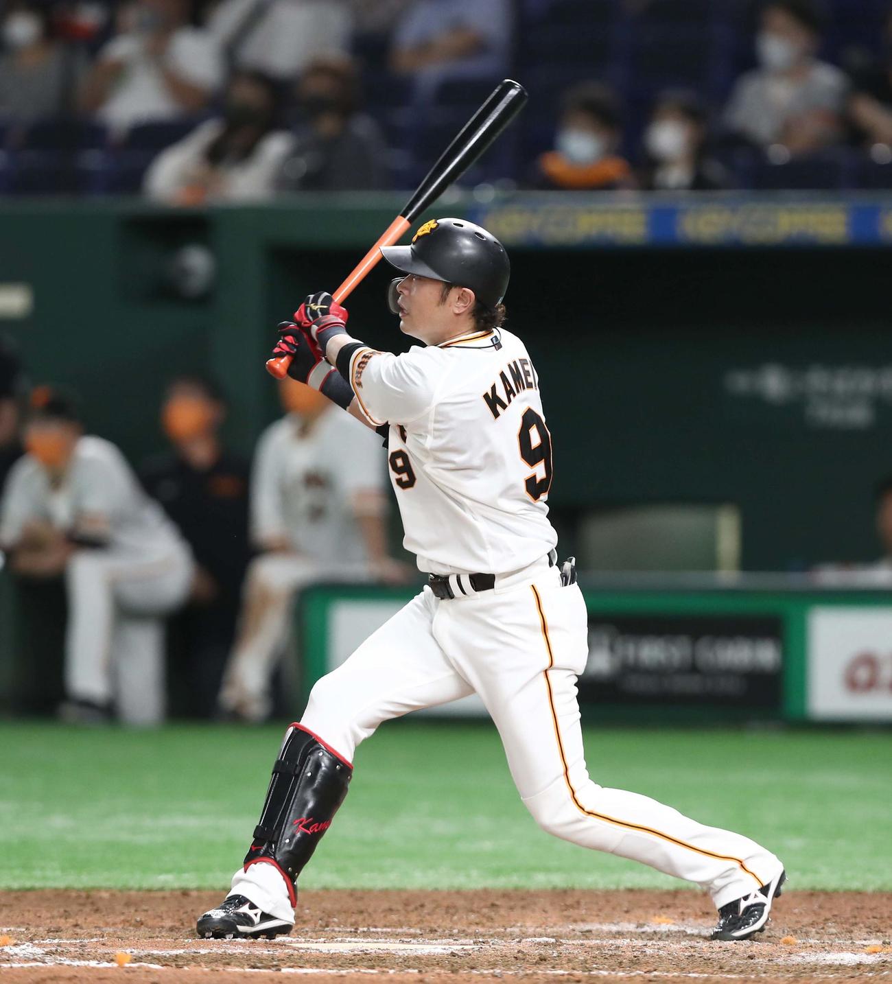 巨人対日本ハム　9回裏、右越えに通算100号本塁打を放つ亀井（撮影・黒川智章）
