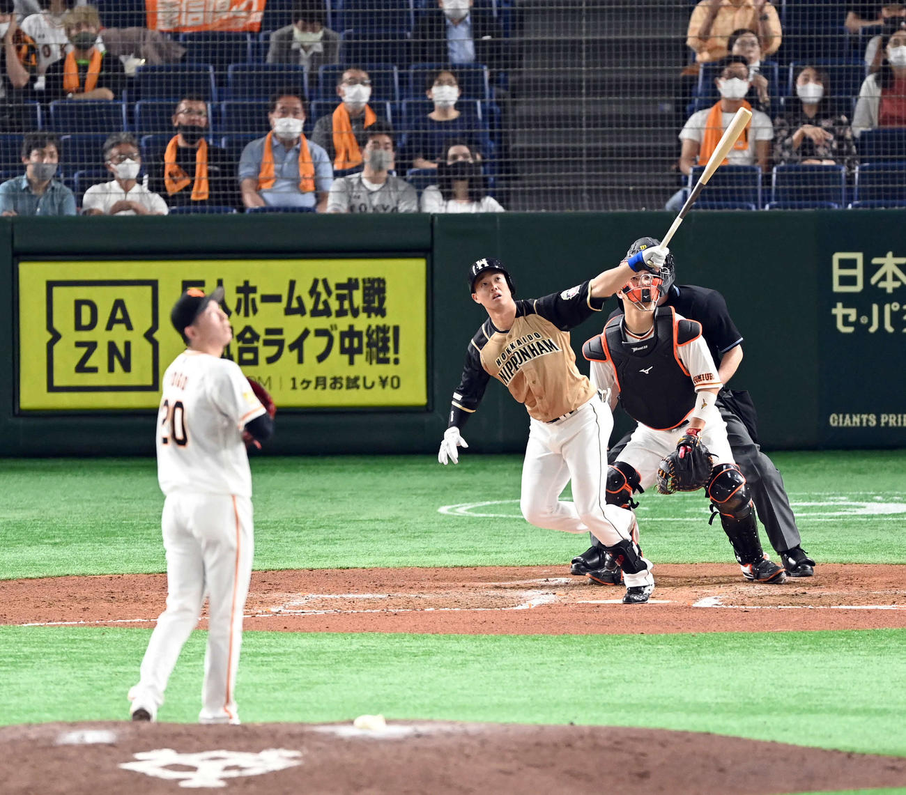巨人対日本ハム　7回表日本ハム1死満塁、満塁本塁打を放ちボールの行方を見る代打高浜。投手戸郷（撮影・たえ見朱実）