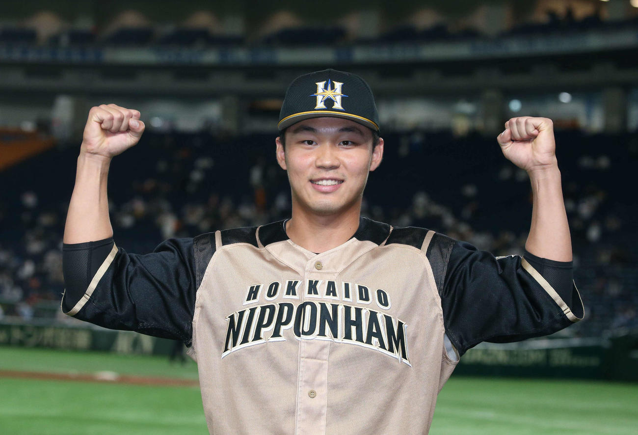 巨人対日本ハム　試合後、ガッツポーズの王柏融（撮影・黒川智章）