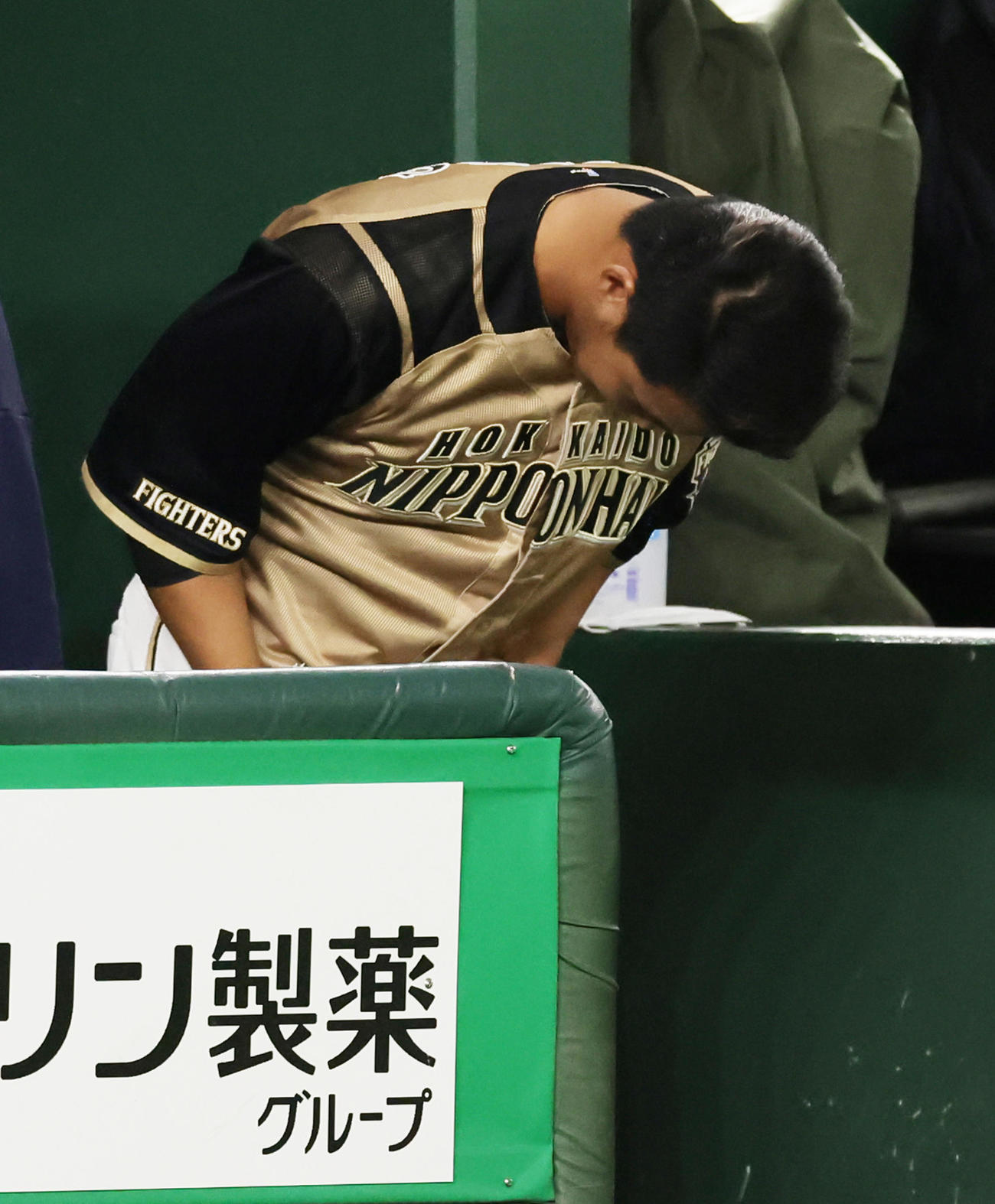 巨人対日本ハム　グラウンドに一礼し引き揚げる日本ハム王柏融（撮影・足立雅史）