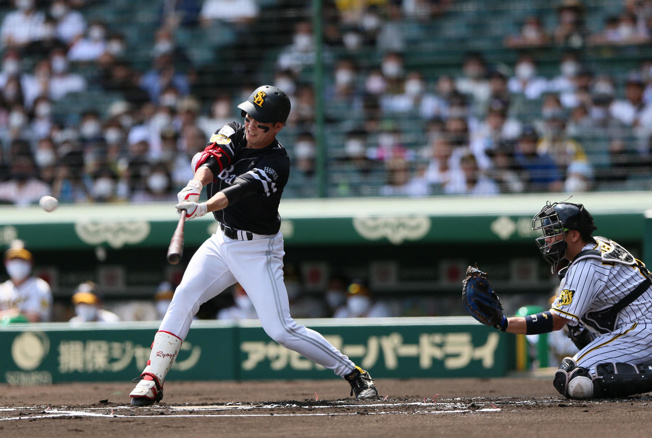 阪神対ソフトバンク3回戦　1回表ソフトバンク1死二塁、栗原陵矢は先制の左前適時打を放つ（撮影・上山淳一）