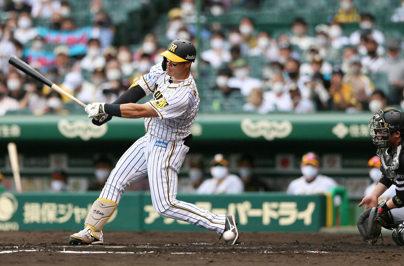 阪神対ソフトバンク　7回裏阪神無死、佐藤輝は空振り三振に終わる（撮影・上山淳一）