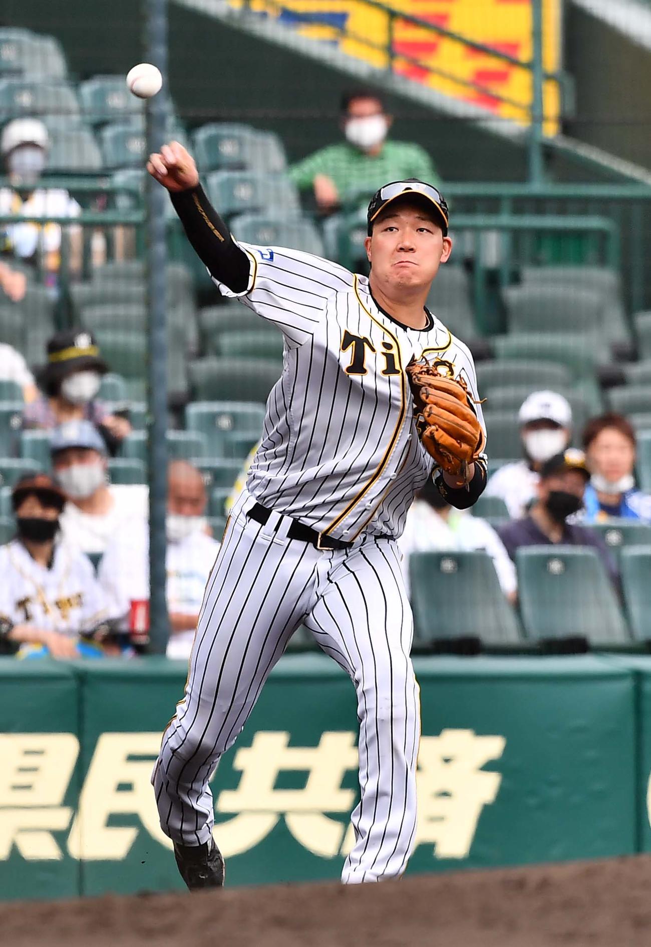 阪神対ソフトバンク　4回表ソフトバンク2死、三森の打球をさばくも一塁へ悪送球する大山（撮影・上田博志）