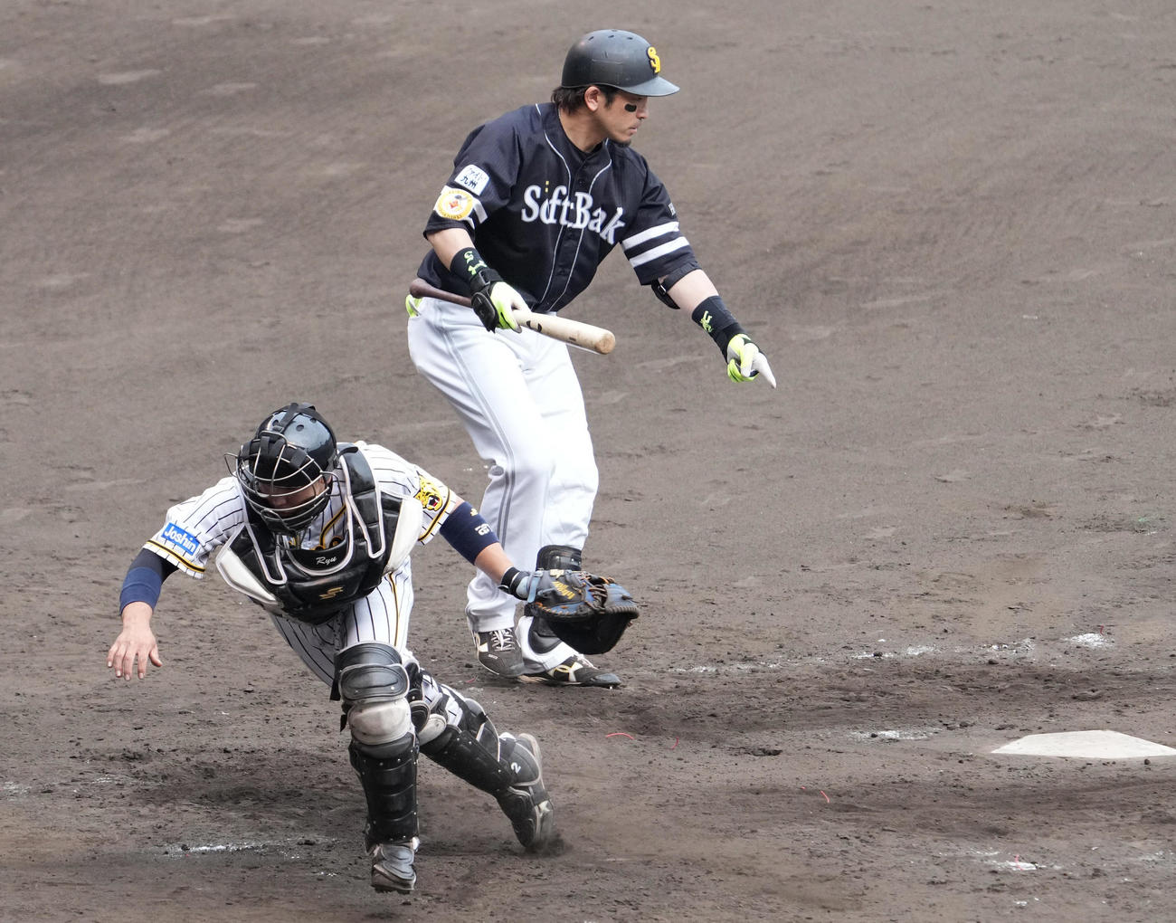 阪神対ソフトバンク　5回表ソフトバンク2死一、三塁、阪神斎藤の暴投で三塁走者柳田が生還する（撮影・清水貴仁）