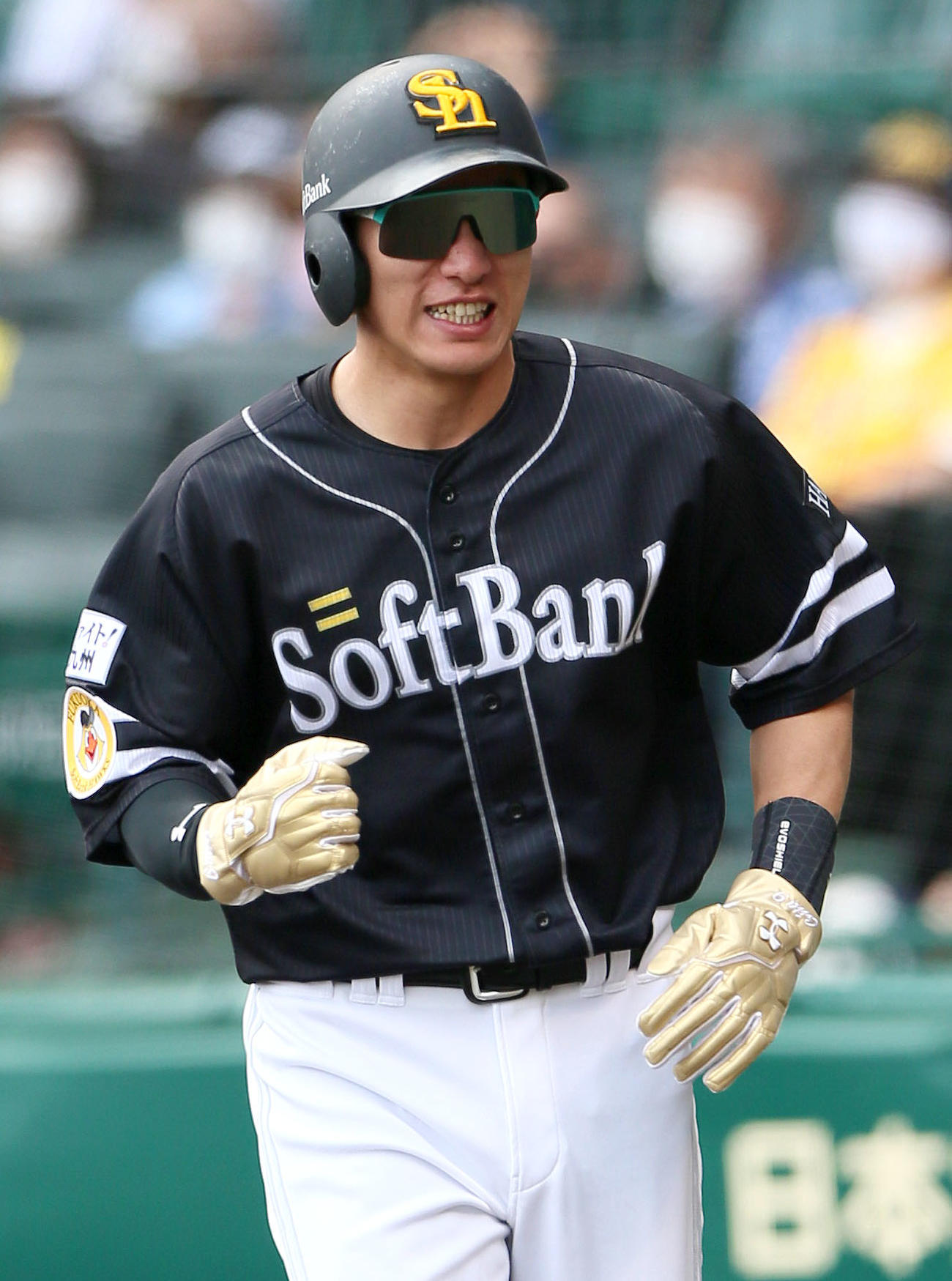 阪神対ソフトバンク　5回表ソフトバンク2死三塁、三走柳田は打者松田宣の時、斎藤の暴投で生還し笑顔でガッツポーズ（撮影・上山淳一）