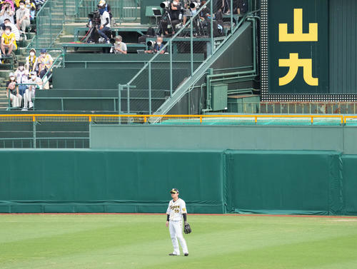 阪神対ソフトバンク　6回の守備から中堅近本がベンチに下がり、陽川が守備につく（撮影・清水貴仁）