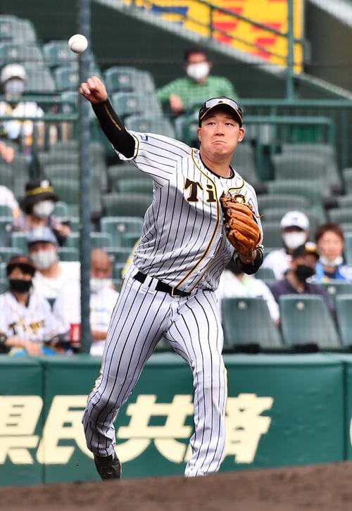 阪神対ソフトバンク　4回表ソフトバンク2死、三森の打球をさばくも一塁へ悪送球する大山（撮影・上田博志）