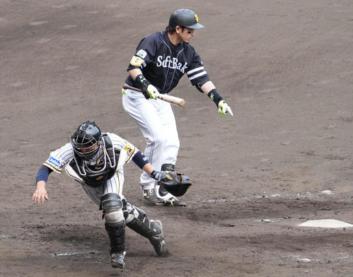 阪神対ソフトバンク　5回表ソフトバンク2死一、三塁、阪神斎藤の暴投で三塁走者柳田が生還する（撮影・清水貴仁）