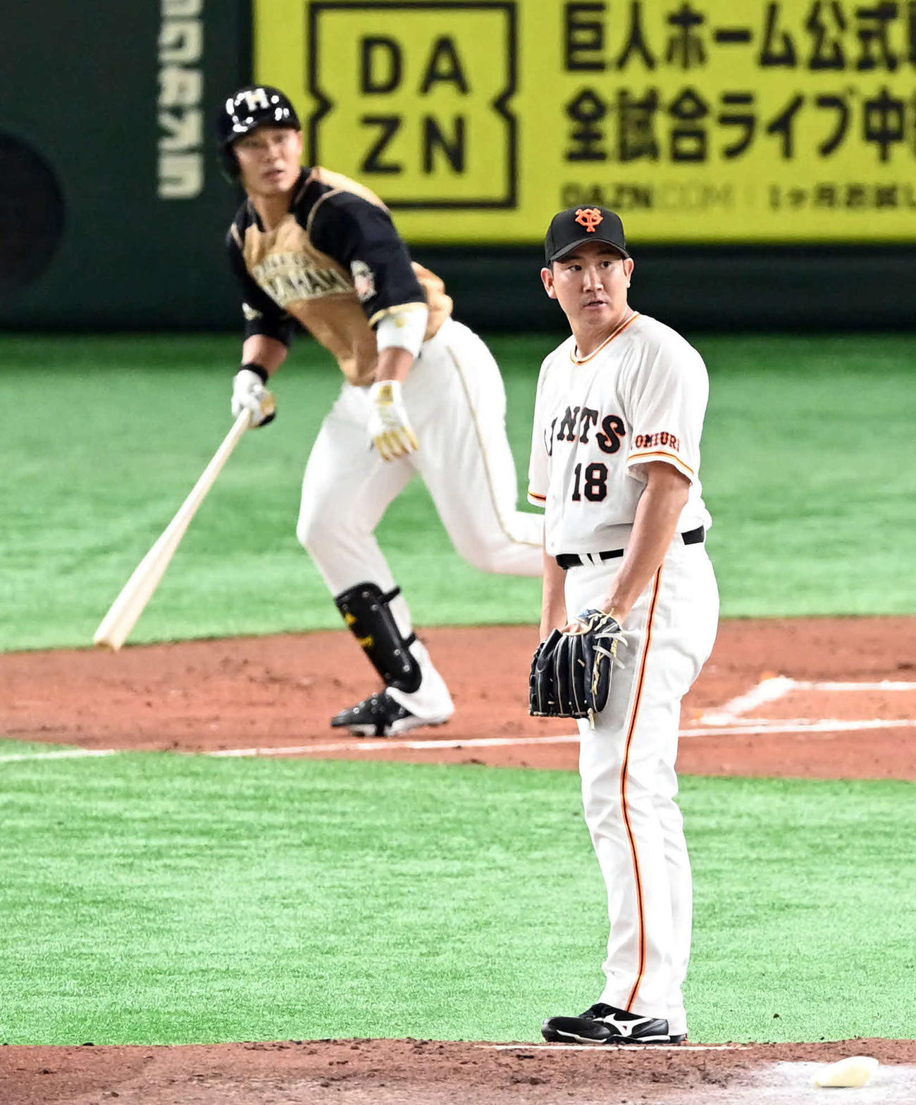 巨人対日本ハム　2回表日本ハム無死、王柏融にソロ本塁打を浴びる菅野（撮影・たえ見朱実）