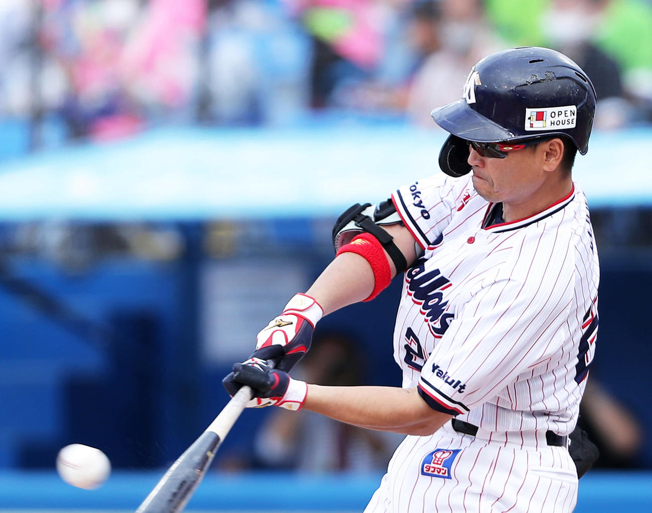 8回裏ヤクルト無死一、二塁、逆転2点適時二塁打を放つ青木（撮影・河田真司）