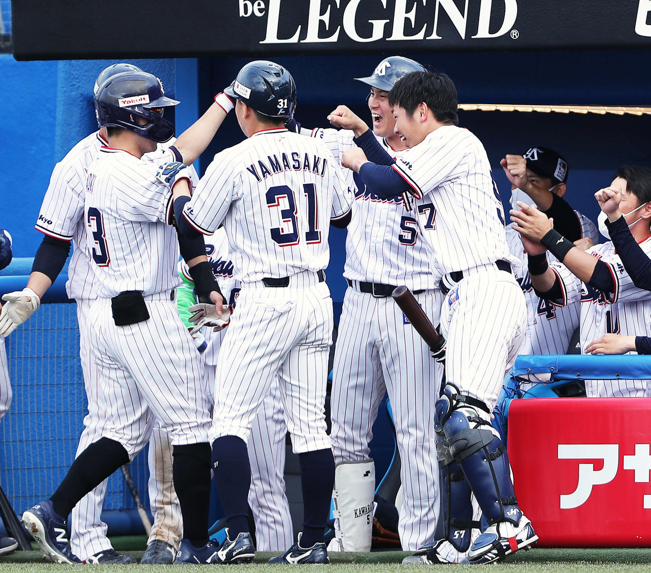 8回裏ヤクルト無死一、二塁、逆転2点適時二塁打を放ち、代走でベンチに戻りナインに迎えられる青木（左）（撮影・河田真司）