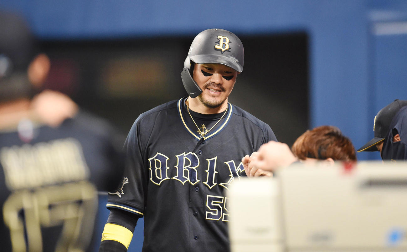2回表オリックス2死二、三塁、福田の右前安打で生還しナインとタッチを交わすT－岡田（撮影・森本幸一）