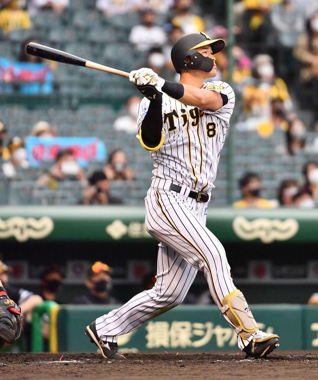阪神対ソフトバンク　9回裏阪神1死、中越えにソロ本塁打を放つ佐藤輝（撮影・上田博志）