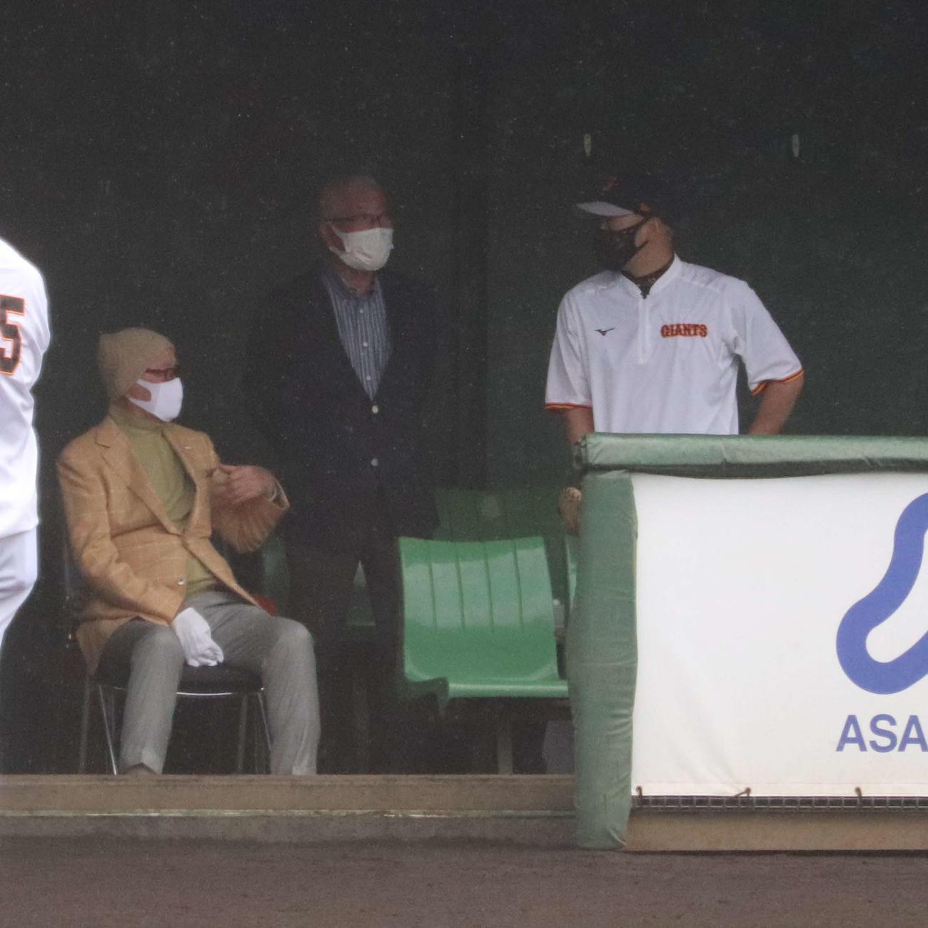 ジャイアンツ球場にサプライズ訪問した巨人長嶋茂雄終身名誉監督（左）（撮影・小早川宗一郎）