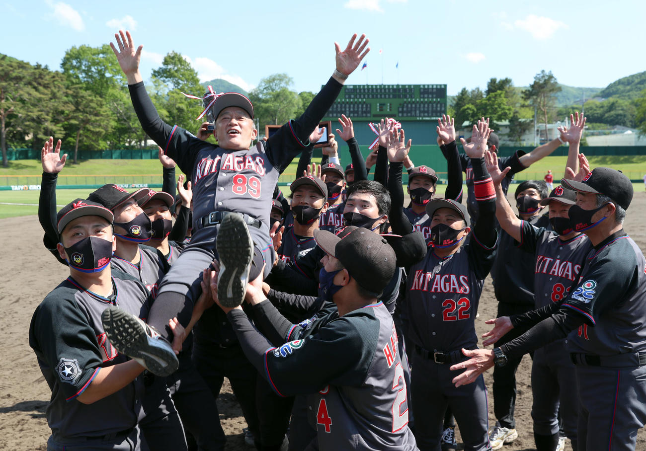 初代表を決め胴上げされる北海道ガスの清水監督（撮影・佐藤翔太）
