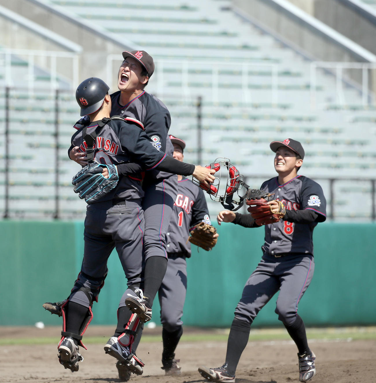 初代表を決め歓喜する北海道ガスナイン。左から2人目は大城投手（撮影・佐藤翔太）
