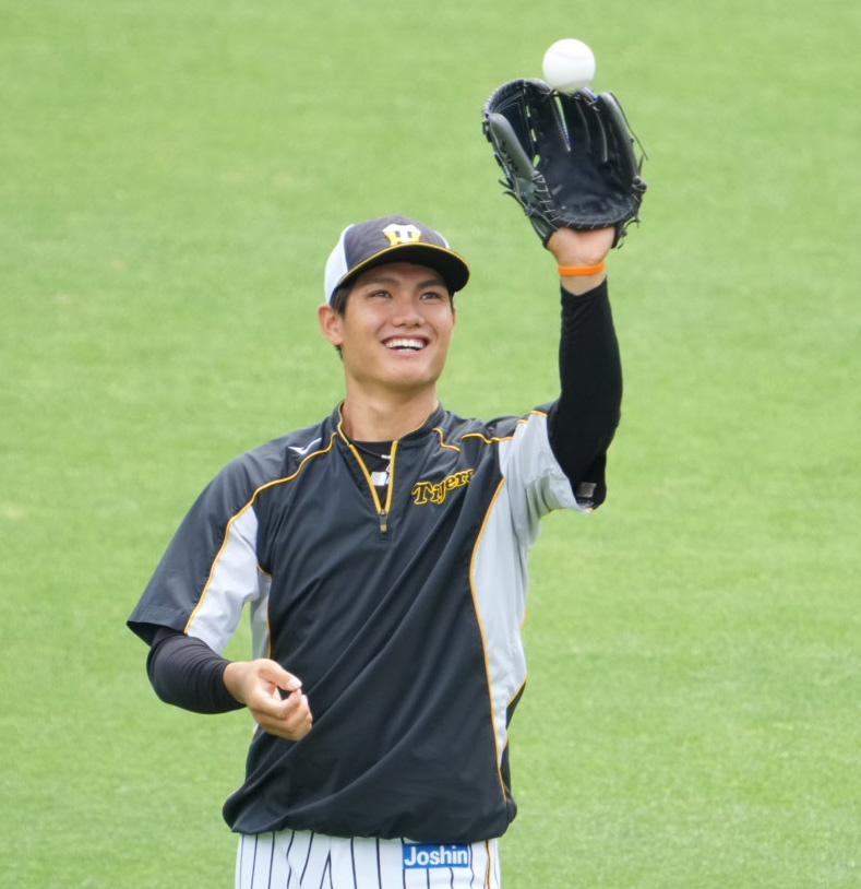 阪神対ソフトバンク　キャッチボールを行う西純（撮影・清水貴仁）