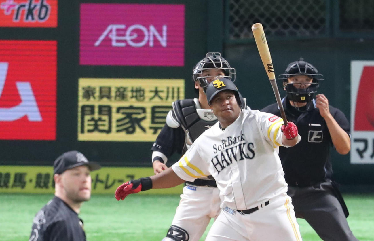 ロッテ戦で本塁打を放つデスパイネ（3月28日撮影）