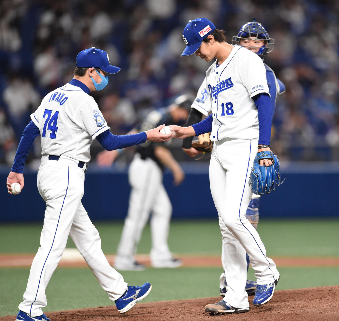 中日対オリックス　3回表オリックス無死一、二塁、マウンドを降りる中日先発の梅津（2021年6月5日撮影）