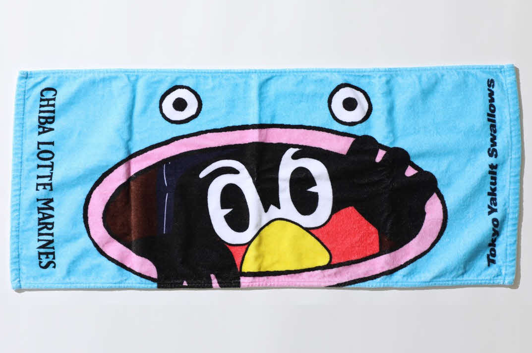 ロッテ謎の魚とヤクルトつば九郎の交流戦コラボグッズが販売される（球団提供）