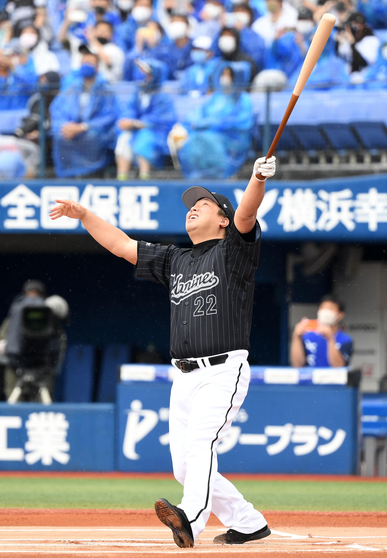 DeNA対ロッテ　1打席対決で打者を務めた里崎智也氏（撮影・横山健太）
