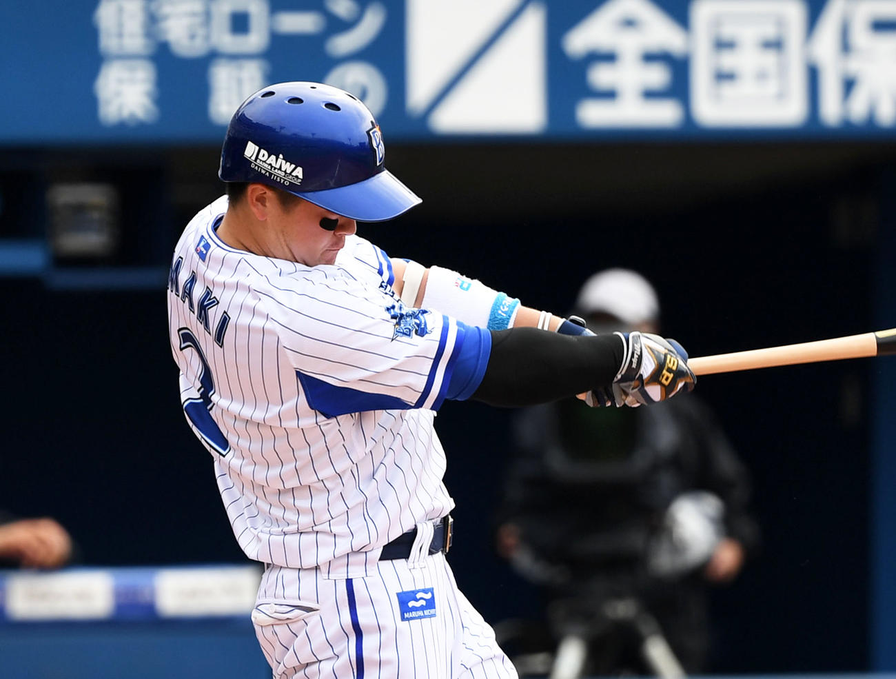2回裏DeNA2死、第10号となる左越え本塁打を放つ牧（撮影・横山健太）