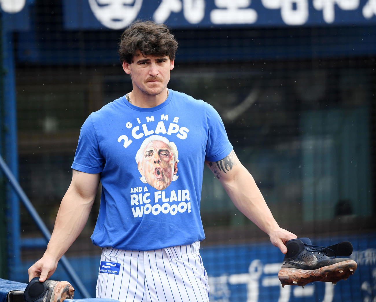 DeNA対ロッテ　リック・フレアーのTシャツを着て練習をするDeNAオースティン（撮影・横山健太）