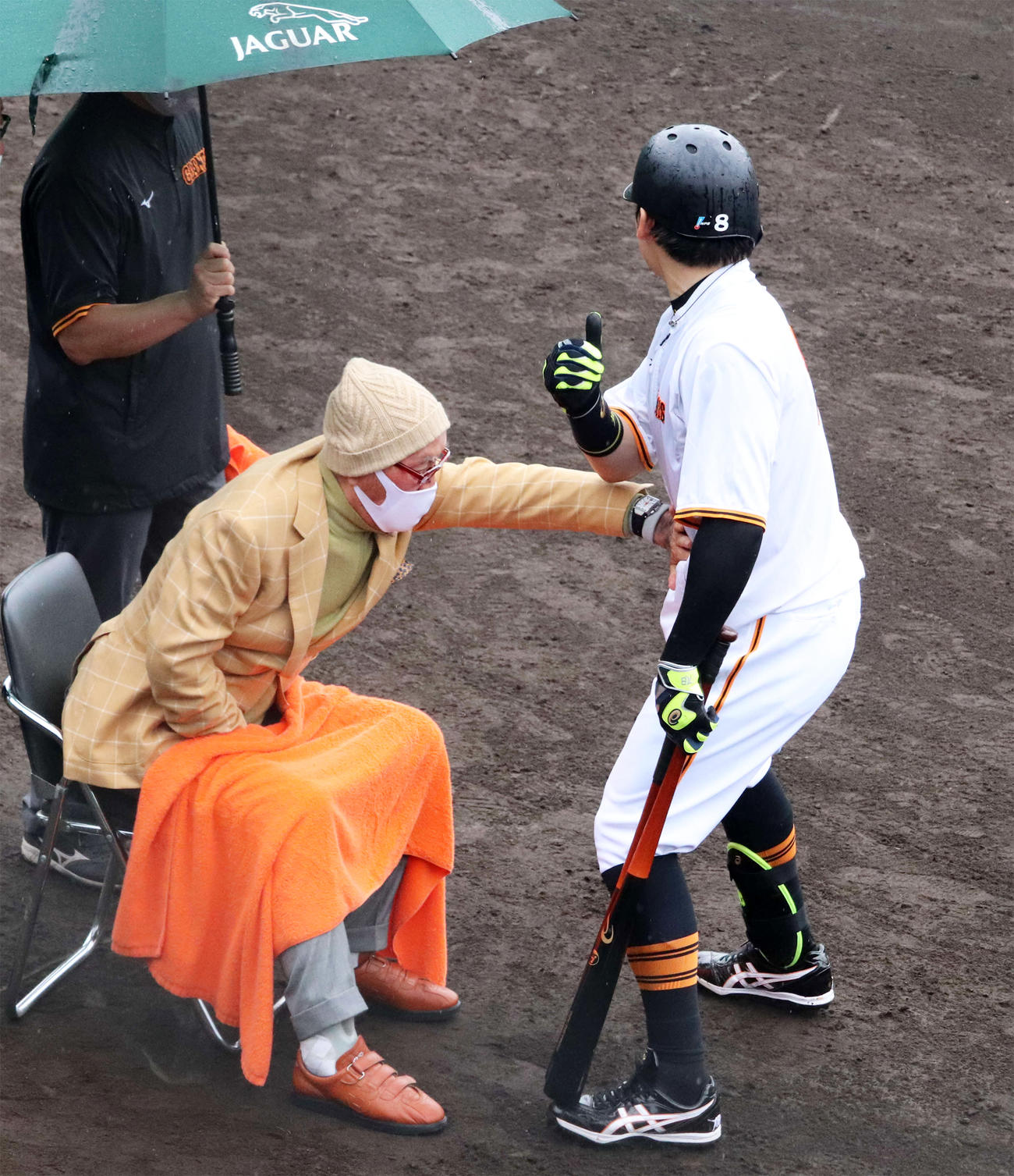 ジャイアンツ球場にサプライズ訪問した巨人長嶋終身名誉監督（左）は丸（右）に熱血指導（撮影・小早川宗一郎）