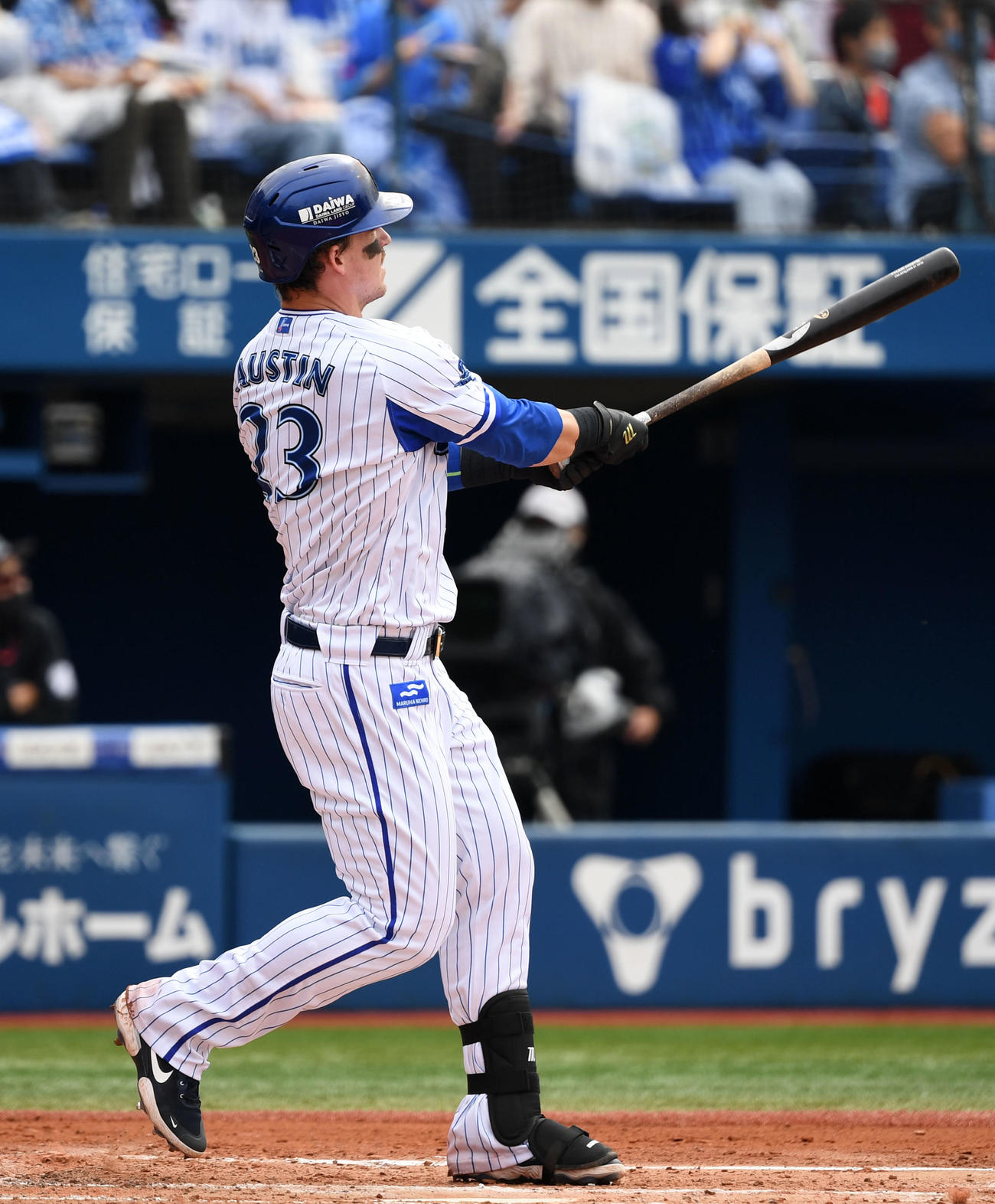 DeNA対ロッテ　2回裏DeNA無死、左越え本塁打を放つオースティン（撮影・横山健太）