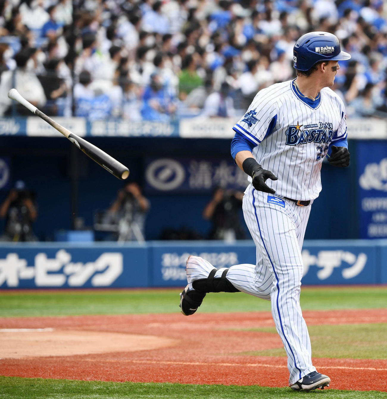 DeNA対ロッテ　2回裏DeNA無死、左越え本塁打を放つオースティン（撮影・横山健太）