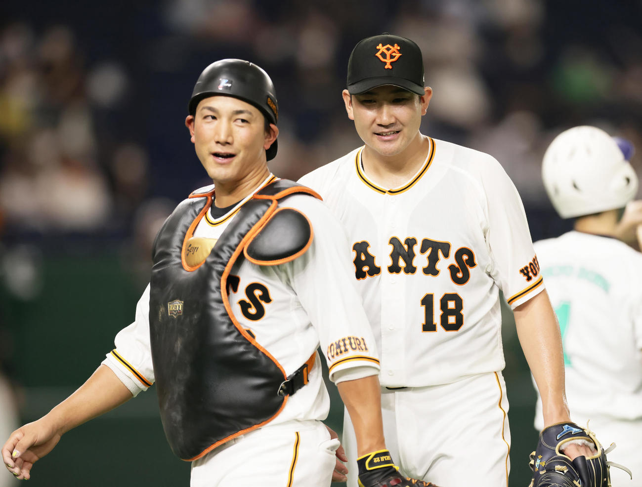 巨人対日本ハム　4回表日本ハムの攻撃を抑えた菅野（右）は小林と会話を交わしながらベンチに戻る（撮影・足立雅史）