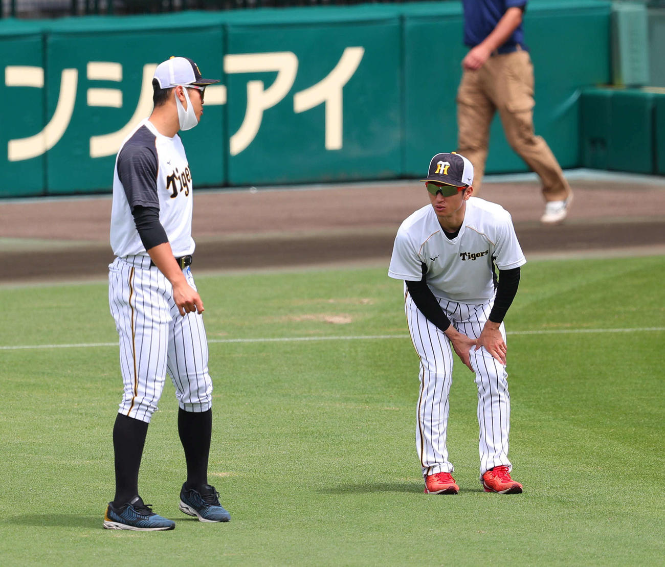 阪神対ソフトバンク　試合前、グラウンド入りした近本は、左太ももを気にする。左は佐藤輝（撮影・宮崎幸一）