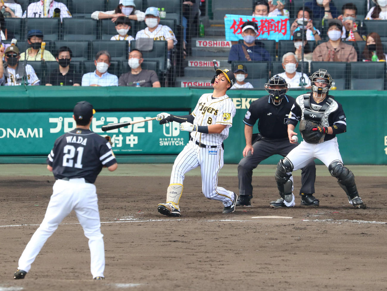 阪神対ソフトバンク　4回裏阪神1死一、二塁、佐藤輝明は空振り三振に倒れる（撮影・宮崎幸一）