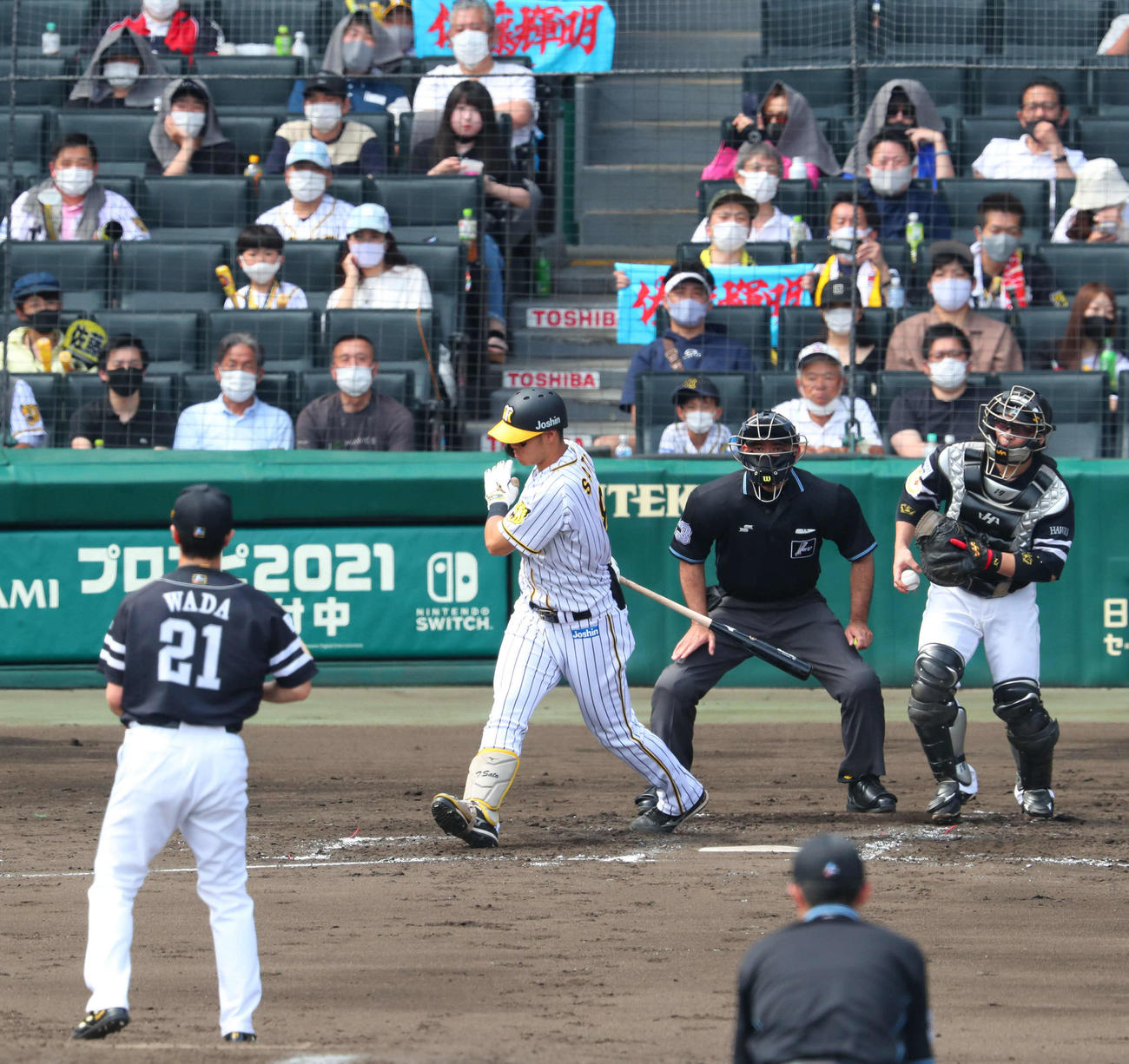阪神対ソフトバンク　2回裏阪神1死一塁、佐藤輝明は空振り三振に倒れる（撮影・宮崎幸一）