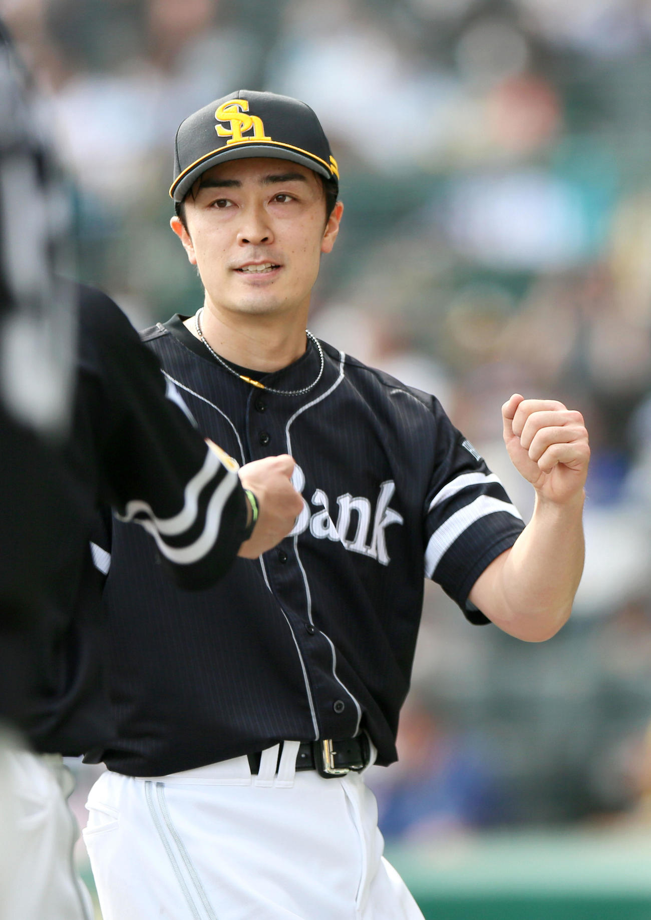 阪神対ソフトバンク　ソフトバンク和田は4回を投げ終えベンチのナインとエアタッチを交わす（撮影・上山淳一）