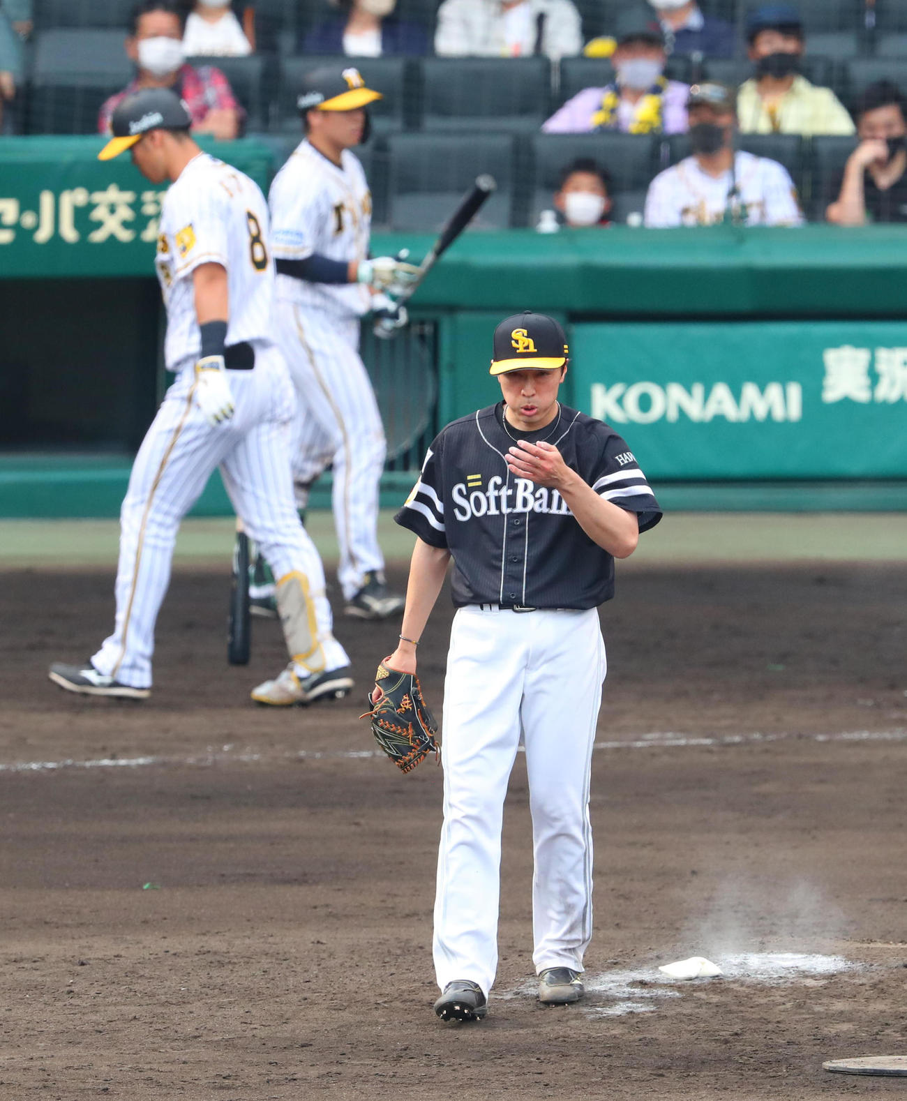 阪神対ソフトバンク　7回裏阪神無死、和田は佐藤輝を3打席連続の空振り三振に仕留める（撮影・宮崎幸一）