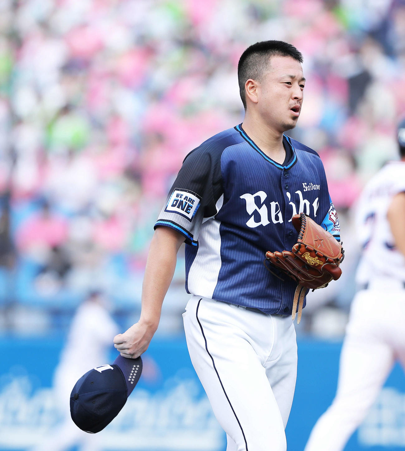 ヤクルト対西武　8回裏を抑え、逆転を許した西武宮川は険しい表情でベンチに戻る（撮影・河田真司）