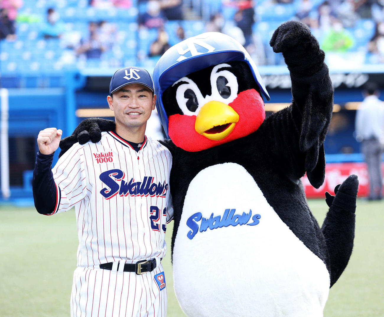 ヤクルト対西武　西武に勝利し、8回裏に逆転弾を放ったヤクルト青木はつば九郎とガッツポーズする（撮影・河田真司）