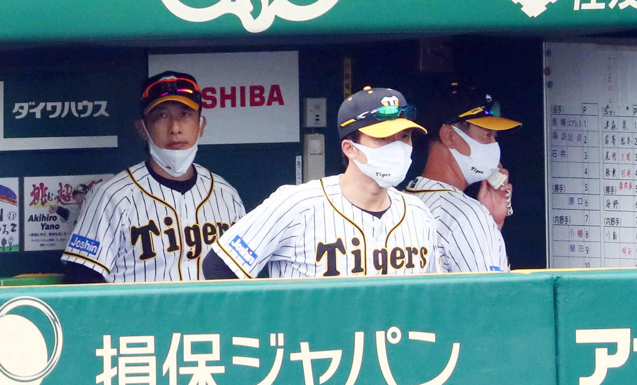阪神対ソフトバンク　8回表ソフトバンク攻撃終了、ベンチで厳しい表情の矢野監督（左）ら（撮影・宮崎幸一）