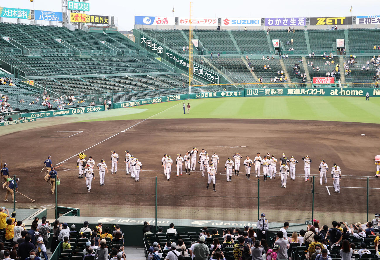 阪神対ソフトバンク　連敗でファンにあいさつする阪神ナイン（撮影・清水貴仁）