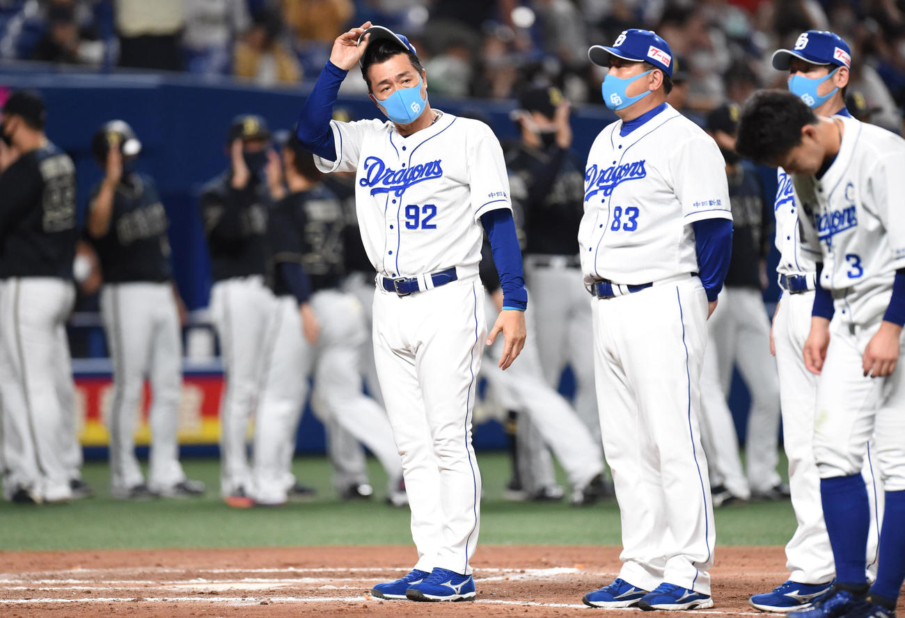 中日対オリックス　試合終了、観客にあいさつをする与田監督（撮影・森本幸一）