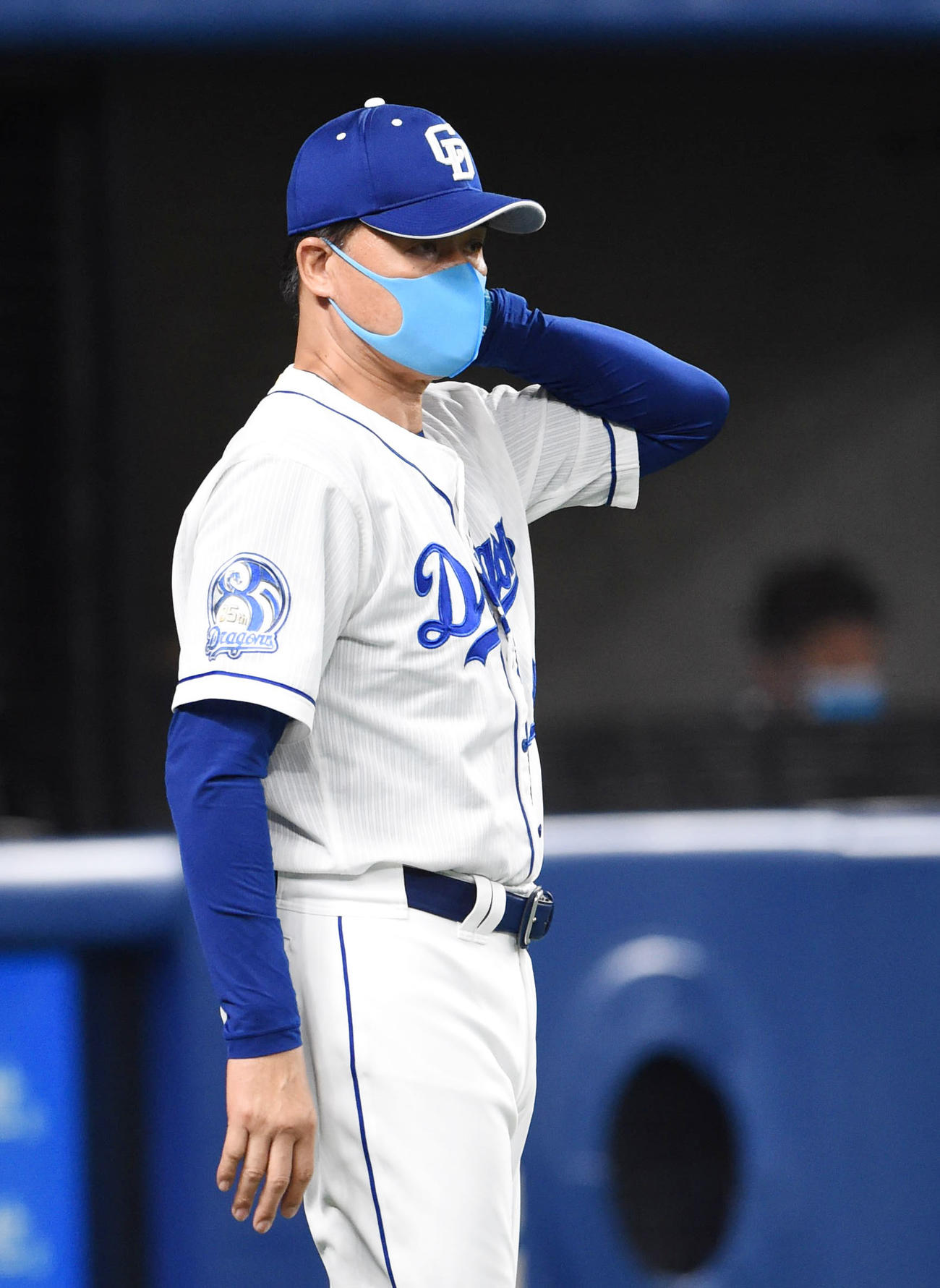 中日対オリックス　6回終了、選手交代を告げる与田監督（撮影・森本幸一）