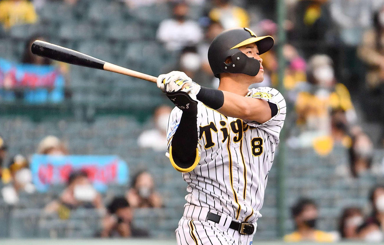 阪神対ソフトバンク　9回裏阪神1死、右中間にソロ本塁打を放つ佐藤輝明（撮影・上田博志）