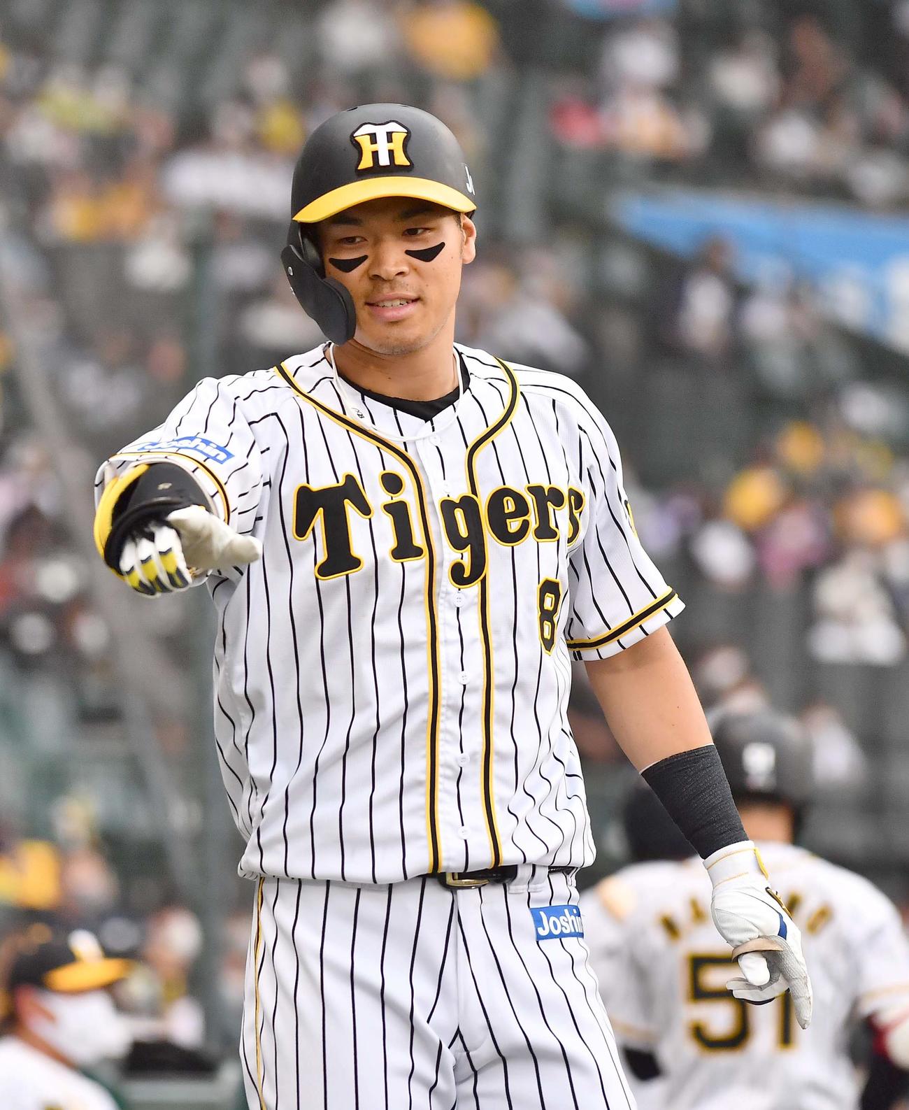 阪神対ソフトバンク　9回裏阪神1死、中越えにソロ本塁打を放った佐藤輝明はカメラに向かって「Zポーズ」を決める（撮影・上田博志）