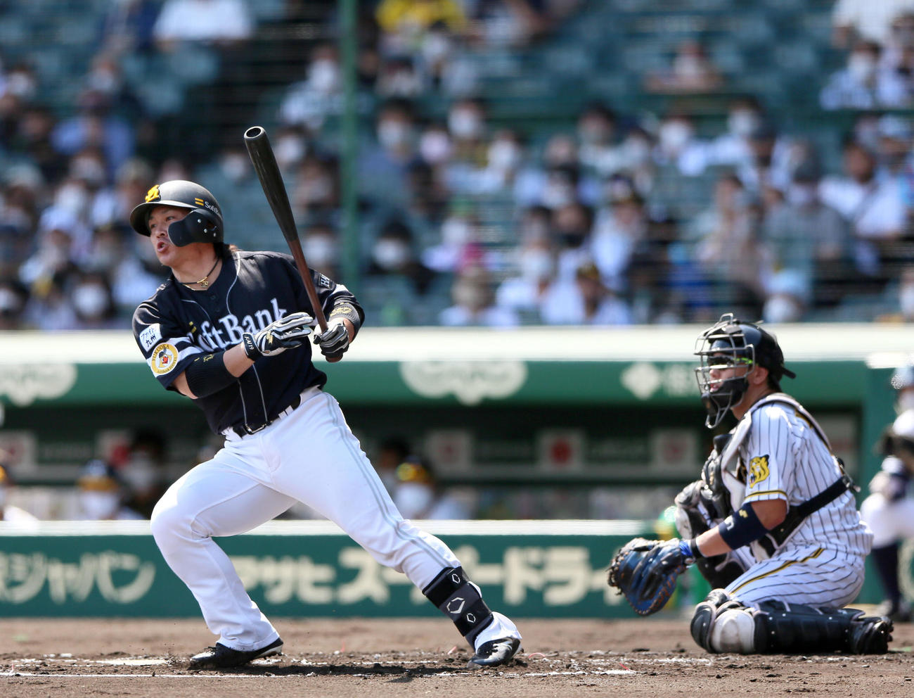 阪神対ソフトバンク3回戦　1回表ソフトバンク2死満塁、甲斐拓也は左前2点適時打を放つ（撮影・上山淳一）